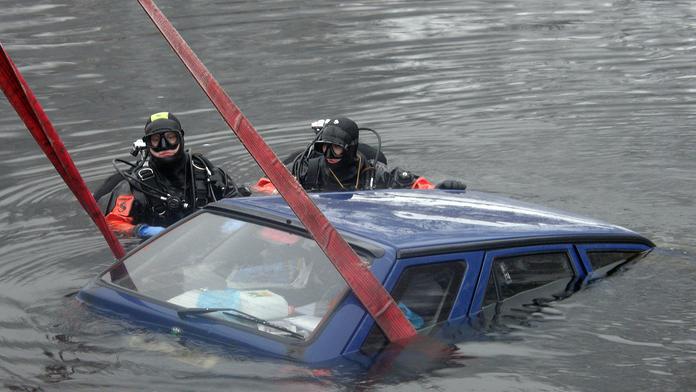 Žena vletěla s autem do řeky, chtěla se zabít! Záchraně se bránila!
