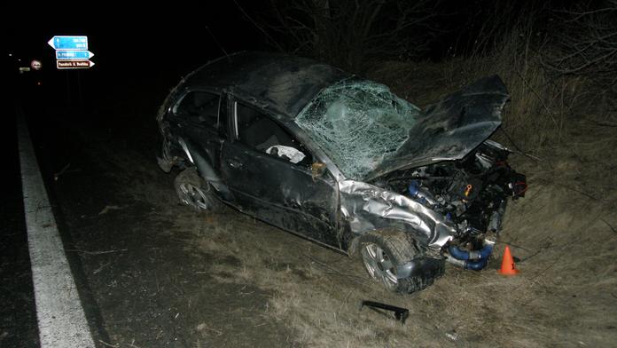 Auto rozmlátil o strom, do nemocnice letěl vrtulníkem