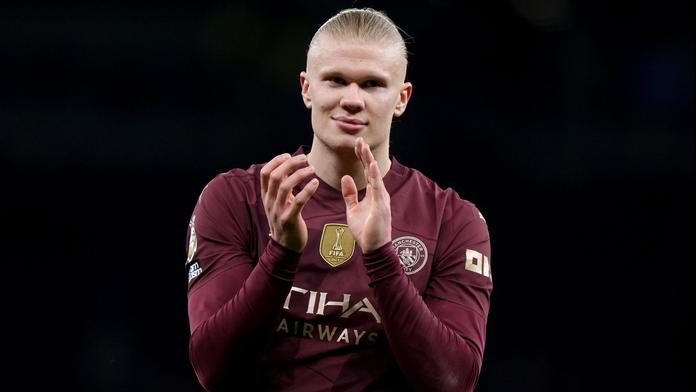Aspoň můžeš říct, že tě trefil Haaland. Hvězda čelí nařčení, měla udeřit maskota