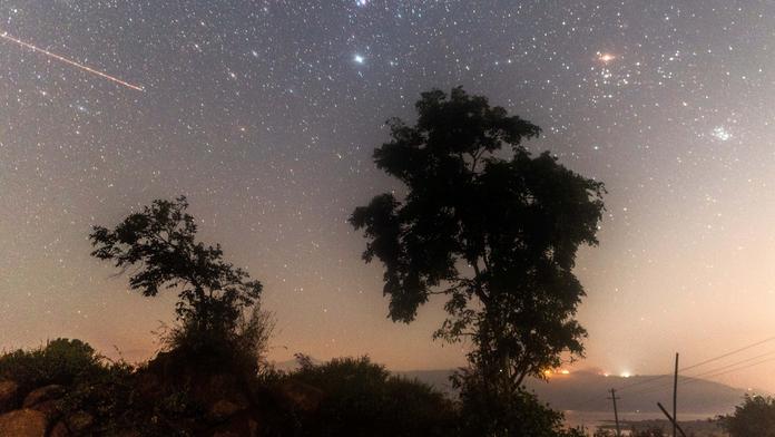 Noční oblohu rozzáří meteorický roj! Kdy jich bude padat nejvíc?