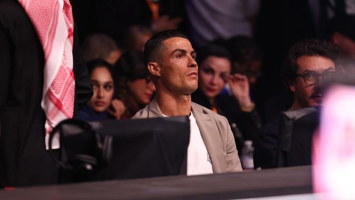 Ikona UFC schytala další tvrdý knokaut. Prohrál i oblíbenec Cristiana Ronalda