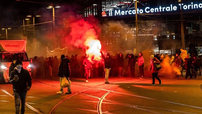 Italští anarchisté protestují na podporu uvězněného vůdce