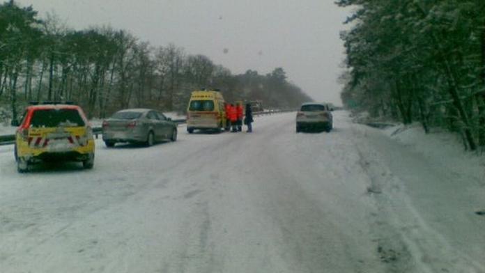 Na zasněžené silnici u Břehů na Pardubicku havarovalo auto