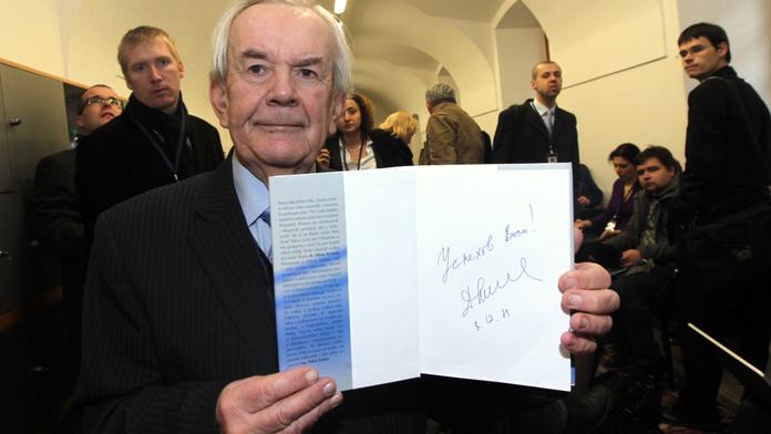 Vyzrál na ochranku prezidenta! Získal Medveděvův podpis