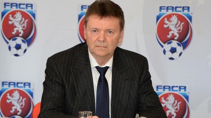 Pelta konečně zareagoval: zakázal Berbrovi vstup na semináře!