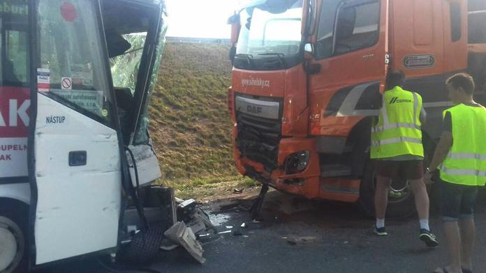 Na kruhovém objezdu se srazil autobus a náklaďák! 12 zraněných