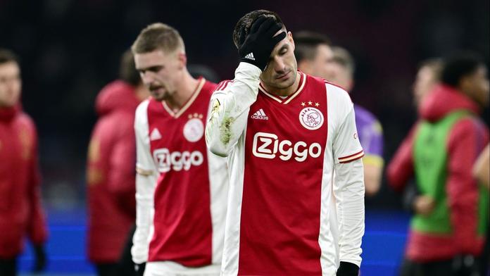 83 % držení míče a 31 střel nestačilo. Ajax po dalším fiasku vyhodil trenéra