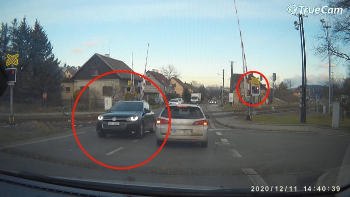 VIDEO: Signalizace řidiče nezastavila, předjel tři auta a profrčel přes přejezd
