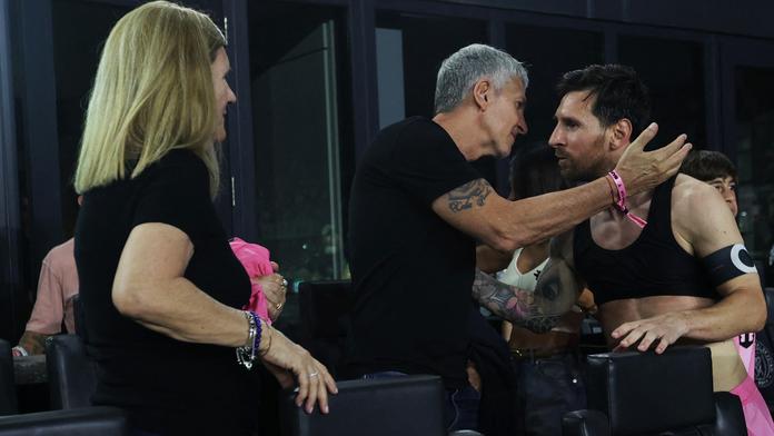 Messi před zraky rodičů řádil, teď ho čeká souboj s českým hráčem