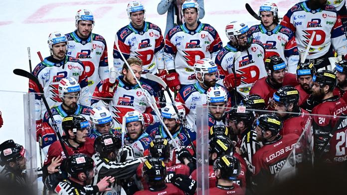 Sparta vs. Pardubice, další díl. Nevole proti Dědkovi? Do oleje přilévá i Petr Nedvěd