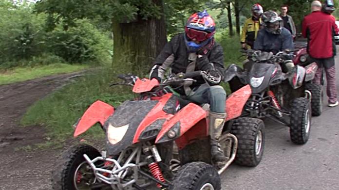 Čtyřkolkář zabil u hřbitova důchodkyni. Sám bojuje o život