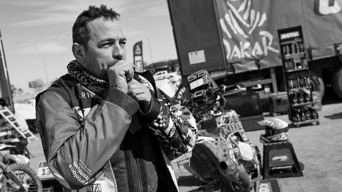 Letošní Dakar má první oběť. Motorkář zemřel na následky zranění z nehody