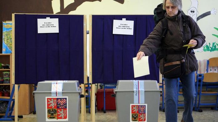 Druhé kolo senátních voleb POKRAČUJE. Rozhodne o vítězích