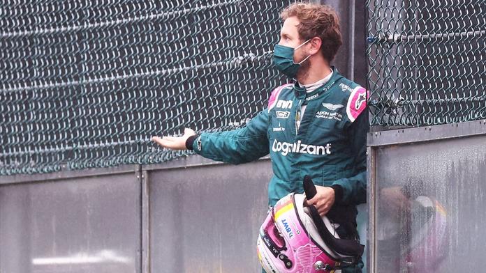 Frajer Vettel. Kolegiálně zastavil u Norrise, poté kritizoval šéfa F1