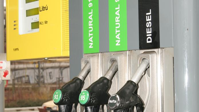 Benzín možná zdraží, šejkové budou těžit méně ropy