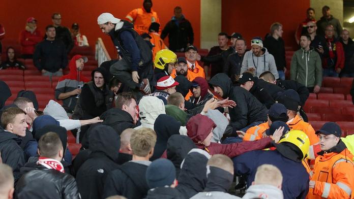 Chaos před utkáním Arsenal vs. Kolín: Hromadné bitky fanoušků!
