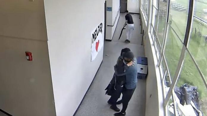 Trenér odzbrojil mladíka s brokovnicí ve škole! Incident skončil objetím