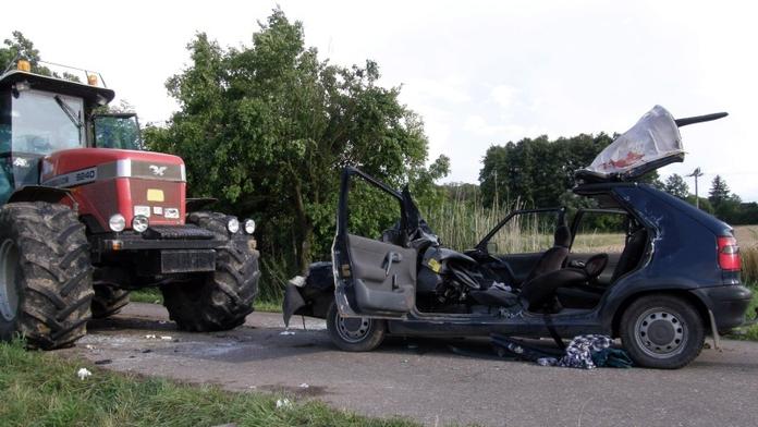 Traktor se SRAZIL S OSOBÁKEM. Jeden z řidičů JE VÁŽNĚ ZRANĚN!
