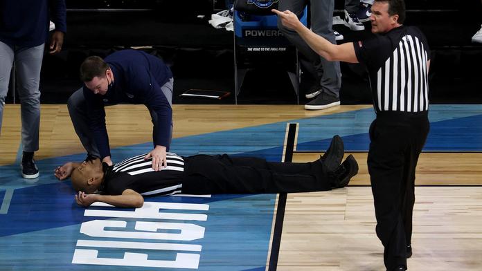 Děsivý moment! Basketbalový rozhodčí omdlel během utkání