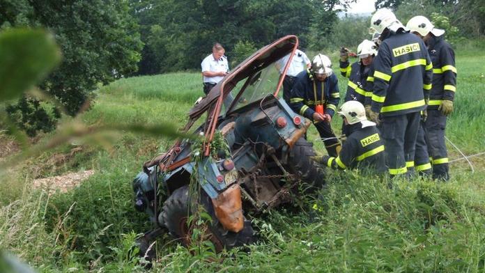 TRAKTOR SE PŘEVRÁTIL! Pro 2 vážně zraněné letěl vrtulník!