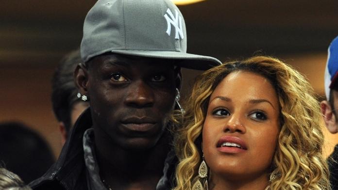 PIKANTNÍ FOTO. Balotelli si na gauči užíval s přítelkyní