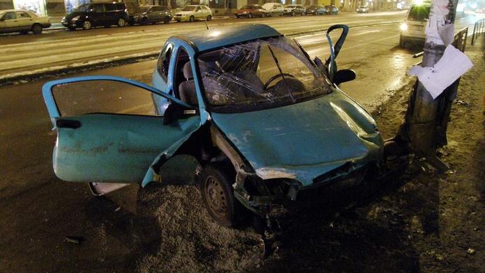 Řidiče prošpikovalo zábradlí. Vystříhali ho z auta s trubkou v těle
