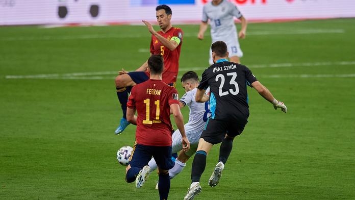 Co tam dělal? Gólman Španělska soupeři připravil trefu do prázdné