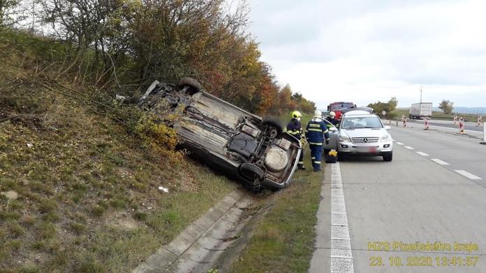Nehoda na dálnici D5. Řidička nezvládla řízení a skončila v příkopu