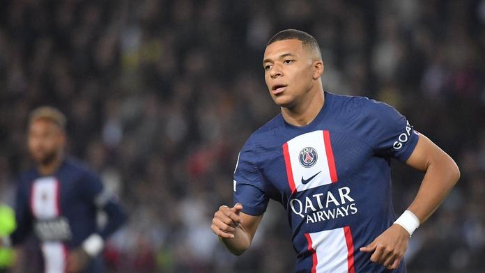 Dobrosrdečný Mbappé. Daroval památný dres soupeři, kterého postihla tragédie