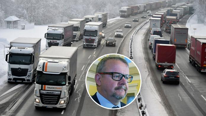 Ministr viní z kolapsu kamioňáky, dopravci naopak silničáře a policii