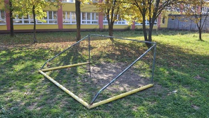 Kluci hráli fotbal, na Filipa spadla branka! Přimáčkla ho k zemi