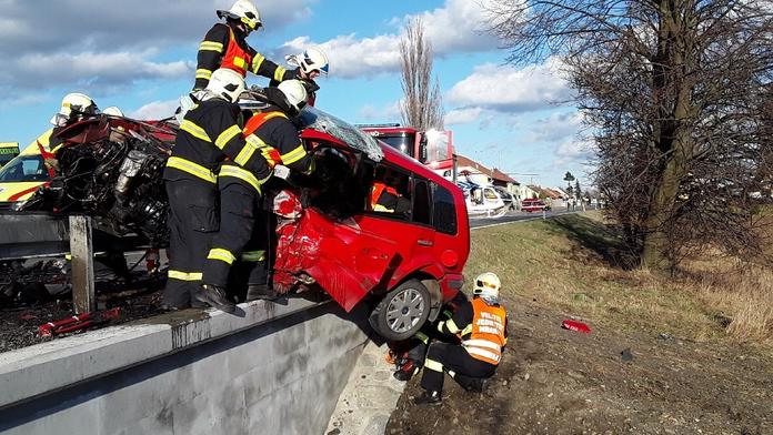 Na Přerovsku se srazila dvě osobní auta, na místě zemřel jeden z řidičů