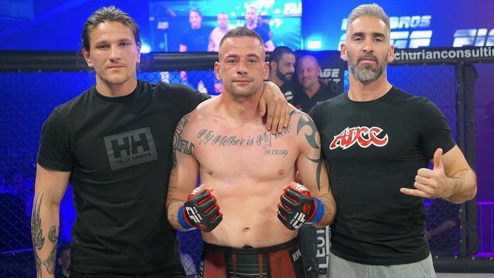 MMA bojovník Ivan Vladimir (uprostřed)