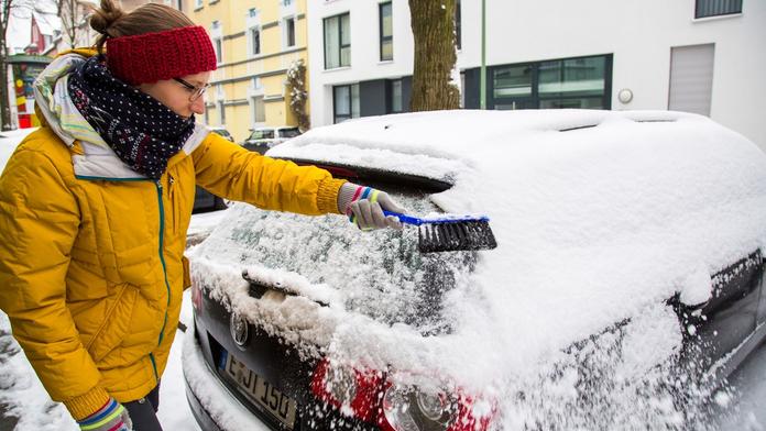 Zamrzlo vám auto a nevíte, jak do něj? 10 tipů jak na auto pod ledem