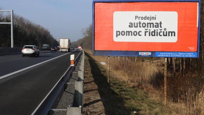 Trik majitelů billboardů? Za poutač opravdu schovali tenhle nesmysl