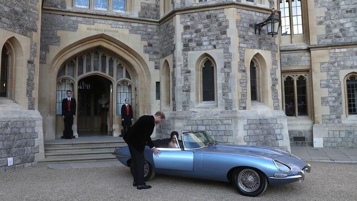 Nádherný jaguar, ve kterém Harry vezl Meghan, má tragický příběh