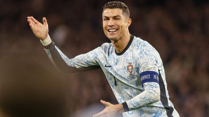 Běsnící Ronaldo. Při odchodu ze hřiště ironicky tleskal a nadával rozhodčímu