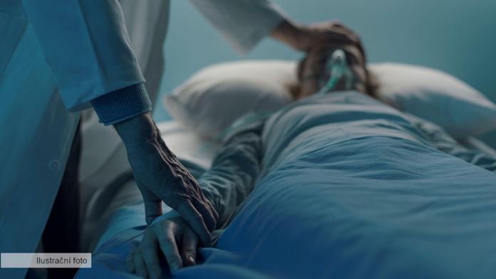 Covid lidem zkrátil střední délku života. Studie ukazuje, kolik let vzal Čechům