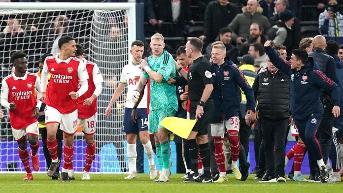 Čtyři roky bez fotbalu. Fanoušek napadl brankáře Arsenalu a dostal tvrdý trest