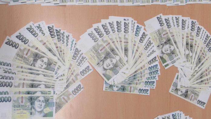 Doma si natiskli tisícovky za více než půl milionu. Hrozí jim osm let vezení