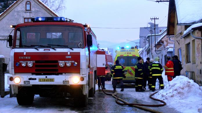 Seniorka se zřejmě otrávila při požáru v bytě. Chytla jí lampička