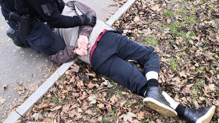 Zloděj měl pech. Zkoušel vykrást auto policistovi přímo před nosem