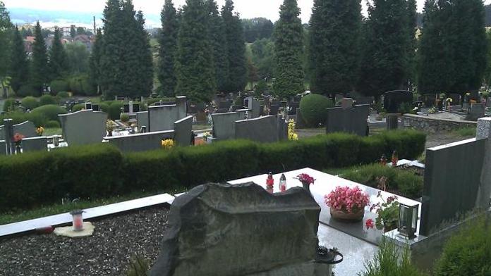 Nejen domy, ale i hřbitovy. Stát přispěje na hroby poničené tornádem