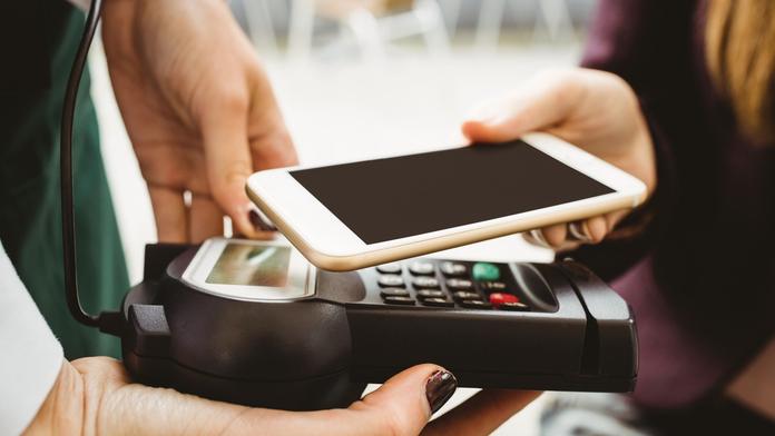 Chystá se bankovní revoluce! Ode dneška můžete platit mobilem