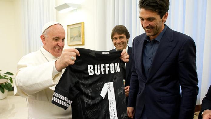 Messi bude hrát pro papeže, ten už má dres od Buffona