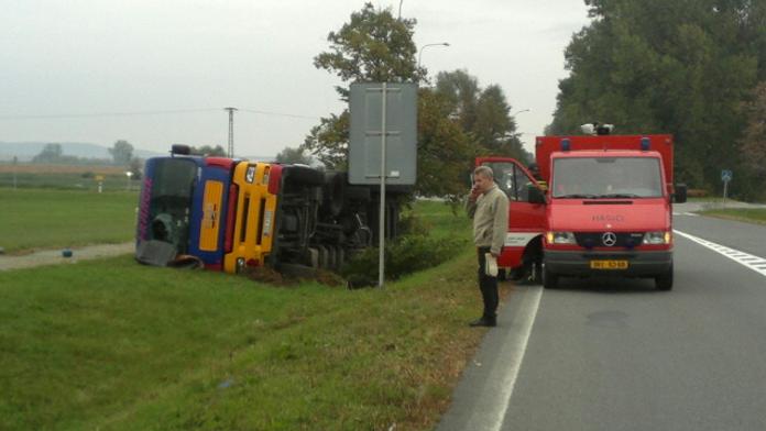 Řidič havarovaného kamionu měl v kabině 2 lahve vodky. Nadýchal 2,26 promile