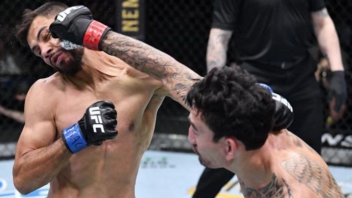 UFC nabídlo parádní podívanou. Holloway je o krok blíže k titulu