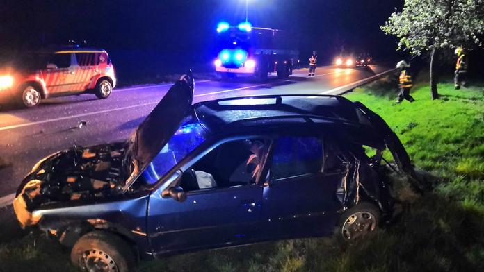 Na Kladensku skončilo auto v příkopu, pro řidiče letěl vrtulník