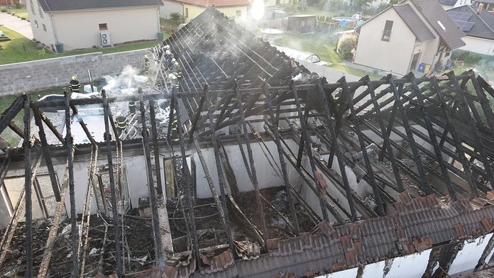 Ještě ho nestihli dokončit a už vyhořel. Rodinný dům plameny úplně zničily