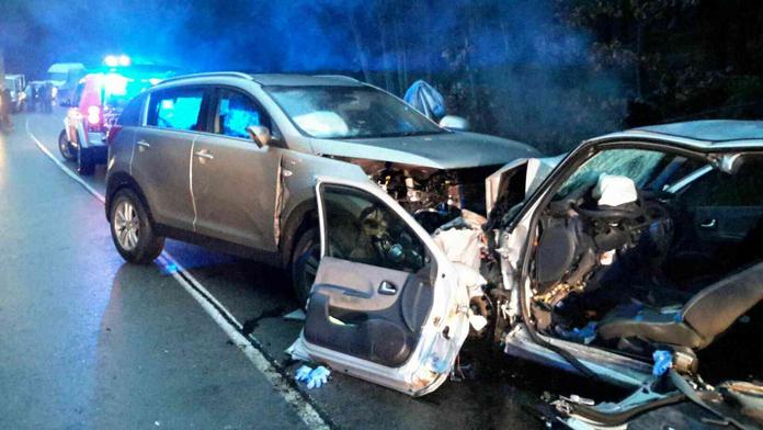 Při brutálním nárazu se zranili čtyři lidé, jeden zůstal uvězněný v autě